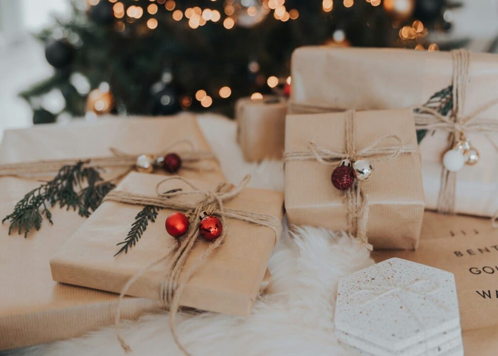 regalos-de-navidad-en-papel-kraft-colocados-al-pie-de-un-arbol-de-navidad