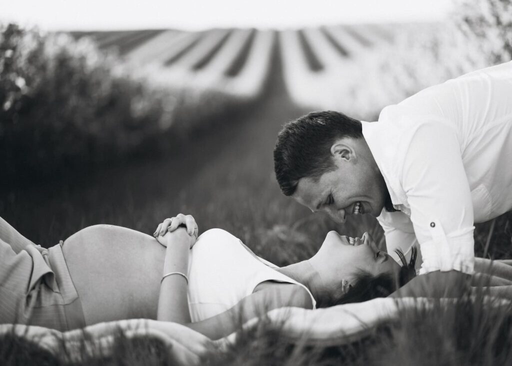 sesion-de-fotos-de-una-mujer-embarazada-con-su-pareja
