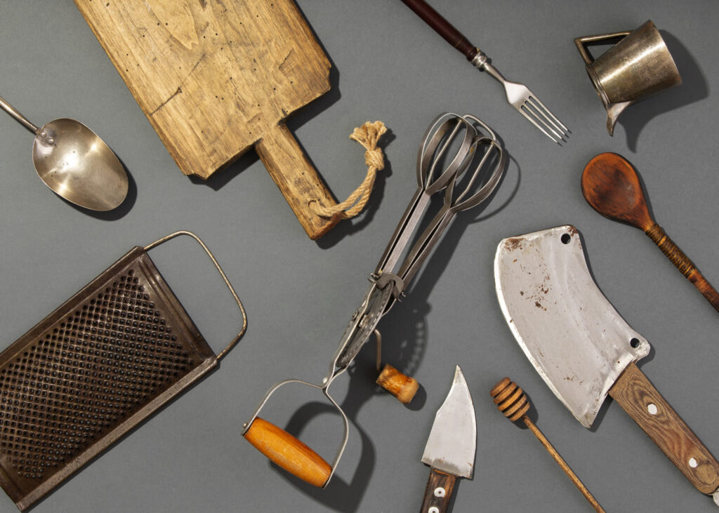 utensilios-de-cocina-colocados-sobre-una-mesa
