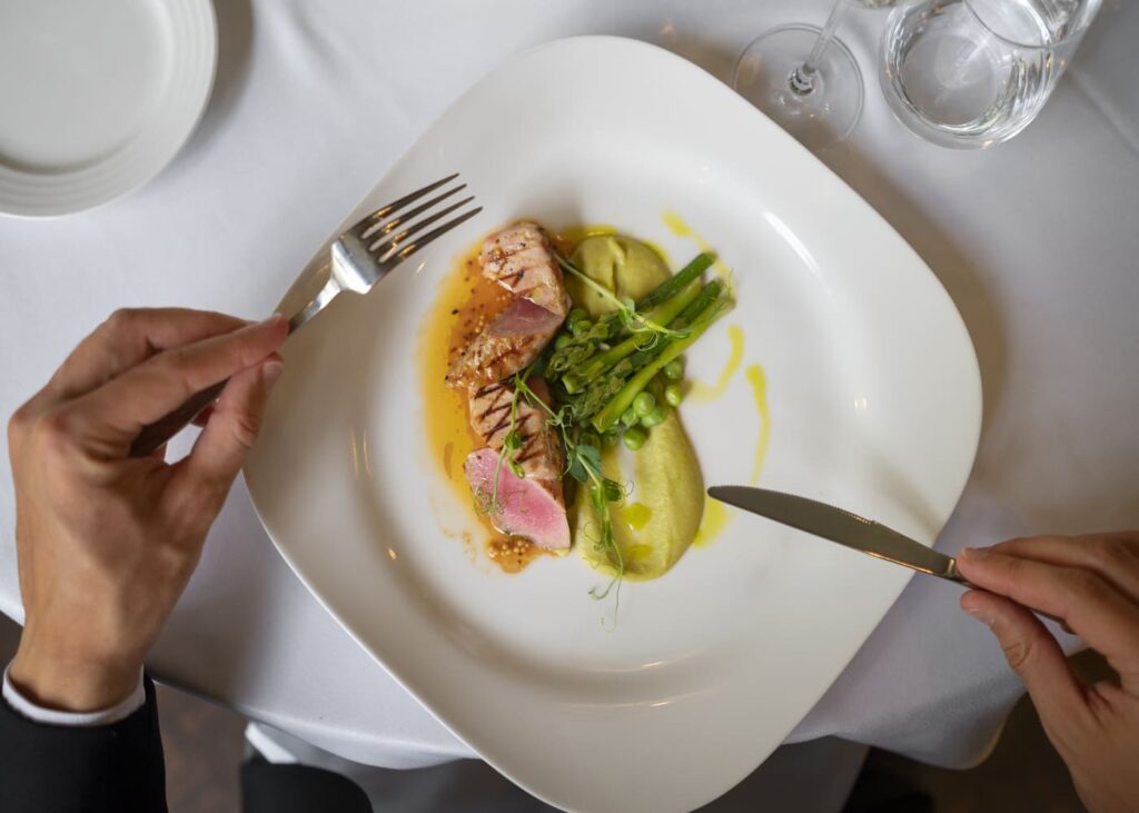 vista-desde-arriba-de-un-hombre-degustando-un-plato-refinado-en-un-restaurante