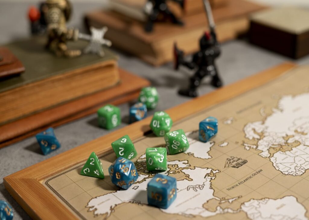 vue-du-dessus-d-un-jeu-de-societe-avec-une-carte-et-des-des