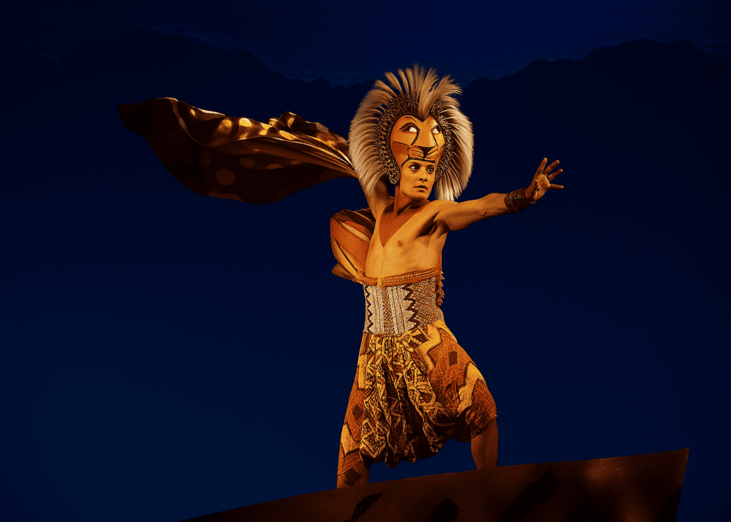 actor-musical-el-rey-leon-en-escena