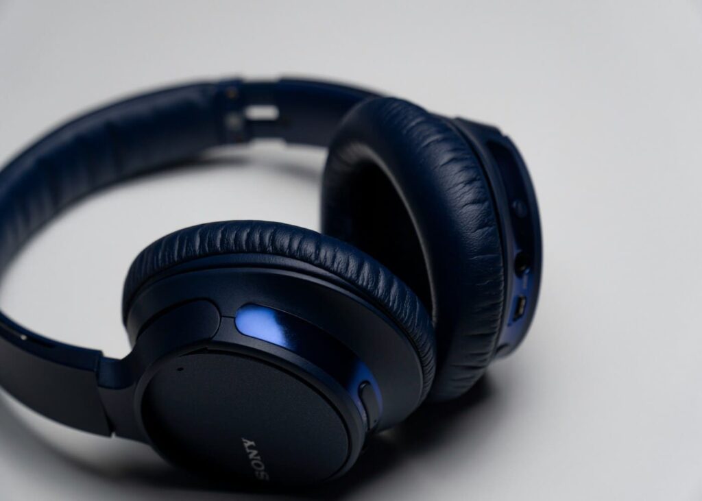 auriculares-negros-con-cable-colocados-sobre-una-mesa