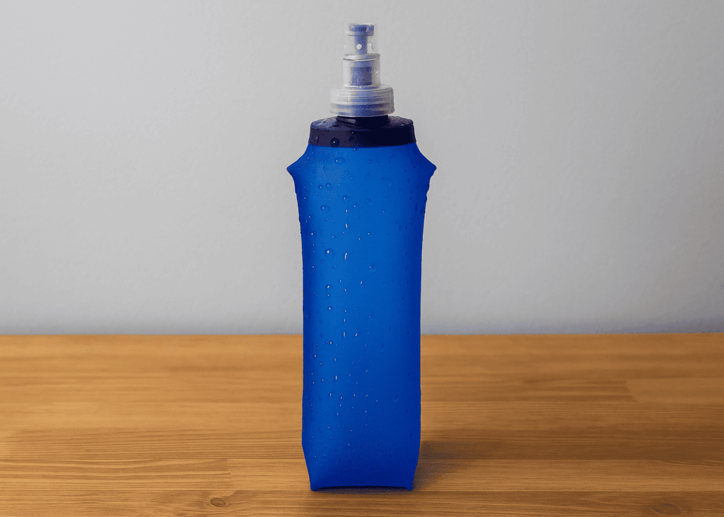 botella-plegable-azul-colocada-sobre-una-mesa-de-madera