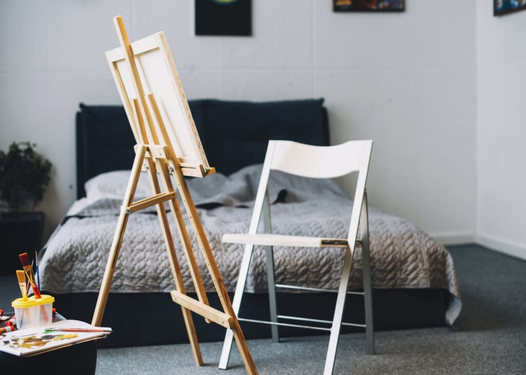 caballete-con-una-silla-en-una-habitación