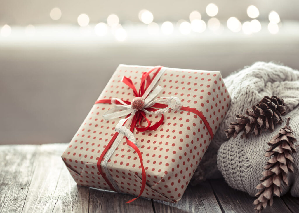 caja-de-regalo-colocada-sobre-una-manta-con-pinas-de-pino