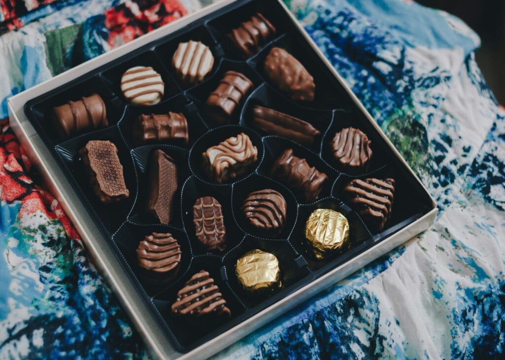 cofre-abierto-con-variedad-de-chocolates