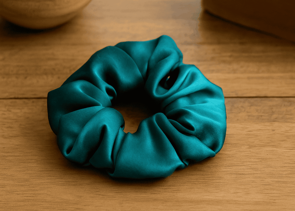 coletero-de-seda-azul-pato-colocado-sobre-una-mesa-de-madera
