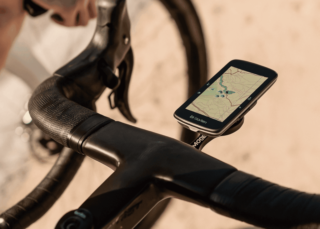 cuentakilometros-gps-colocado-en-un-manillar-de-bici