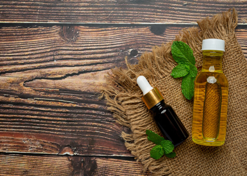 dos-pequenas-botellas-de-aceite-colocadas-sobre-una-mesa-de-madera