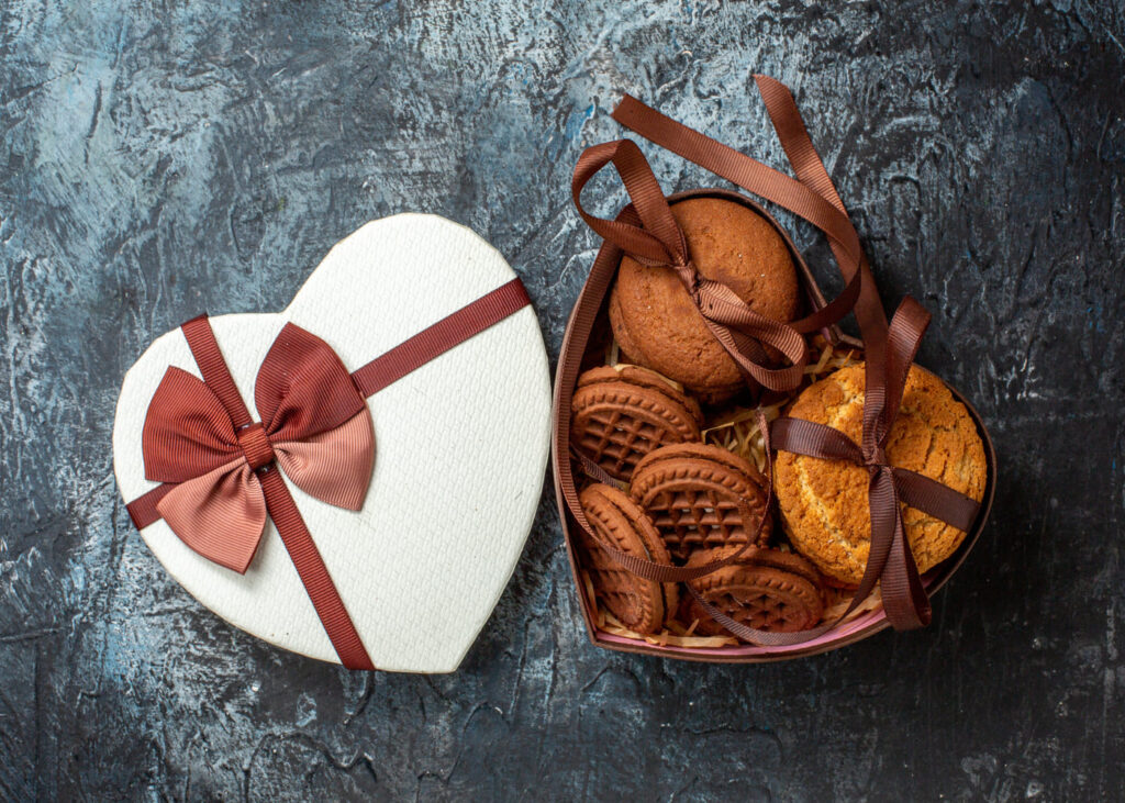 estuche-en-forma-de-corazon-con-bizcochos-y-la-tapa-al-lado