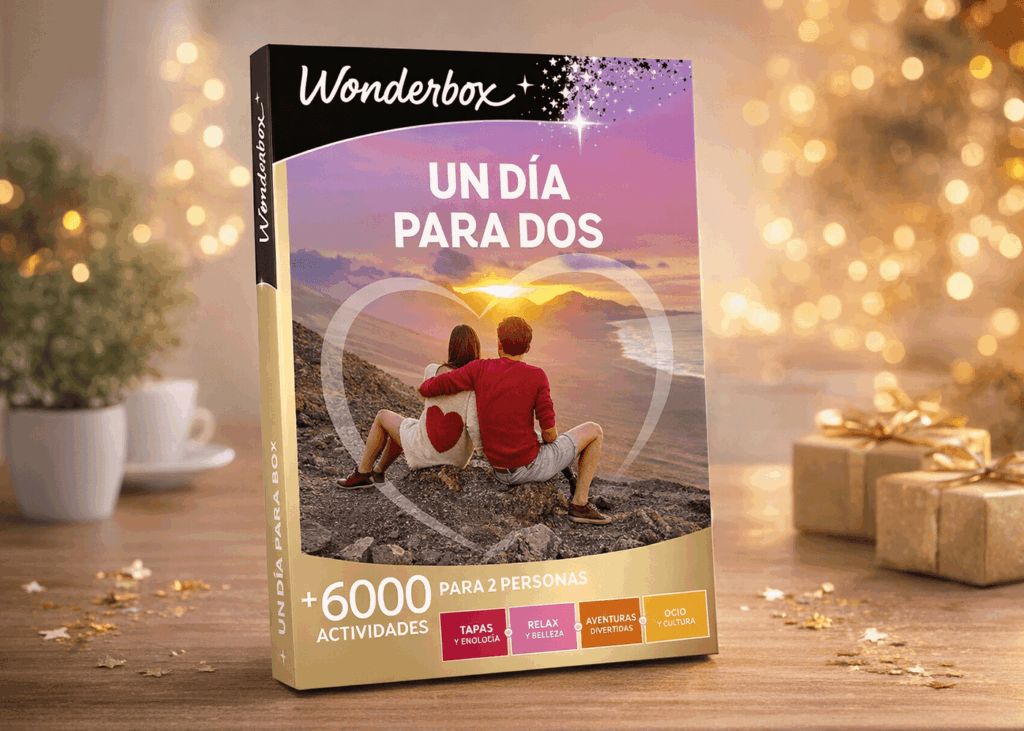 estuche-regalo-un-dia-para-dos-colocado-sobre-una-mesa-con-regalos-y-un-arbol-de-navidad-de-fondo