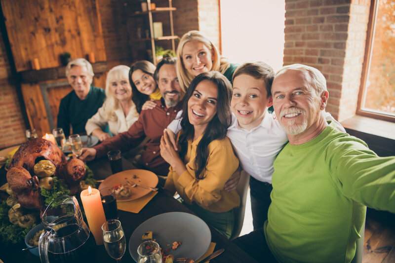 familia-que-se-toma-un-selfie-durante-una-comida-todos-juntos