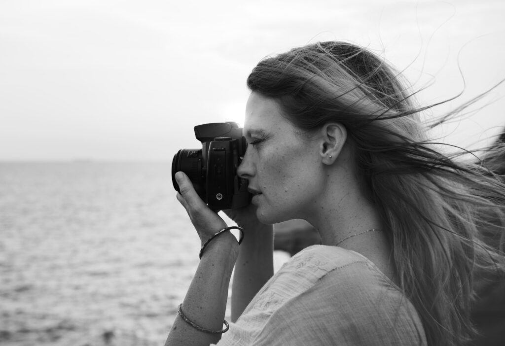foto-en-blanco-y-negro-de-una-mujer-que-hace-una-foto-cerca-del-mar