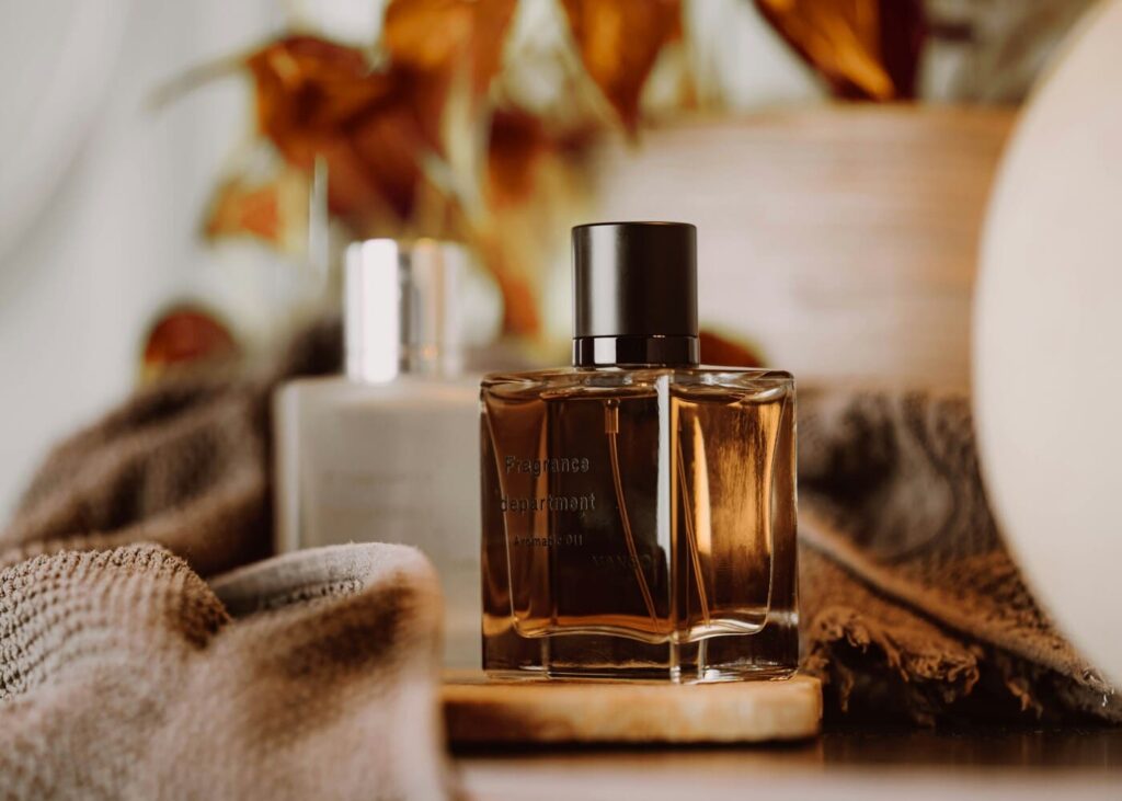 frascos-de-perfume-sobre-una-mesa