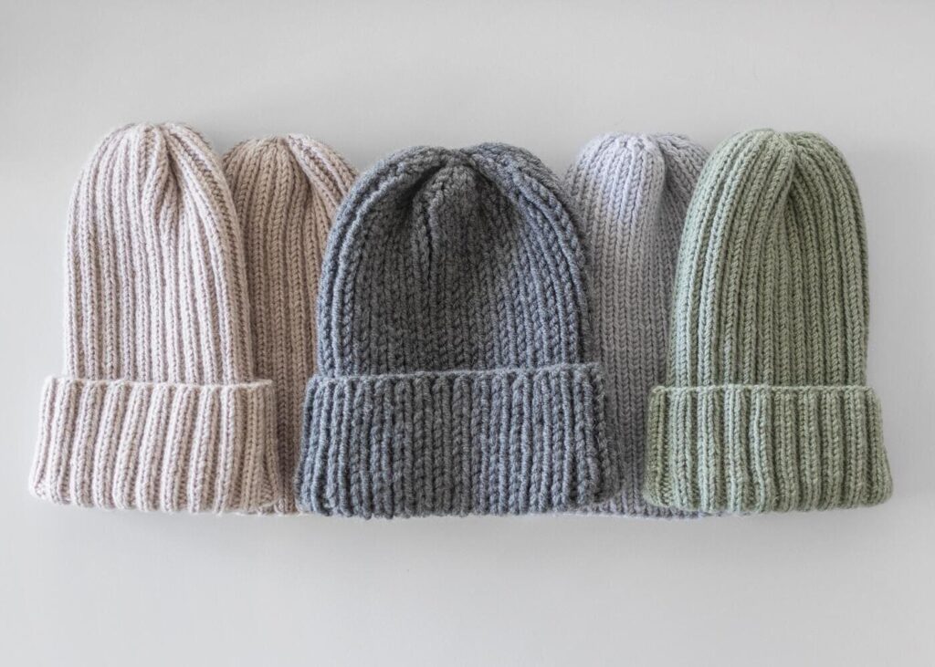 gorros-coloridos-sobre-fondo-gris
