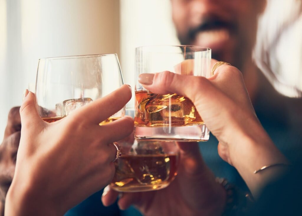 grupo-de-tres-personas-que-brindan-con-vasos-de-whiskies
