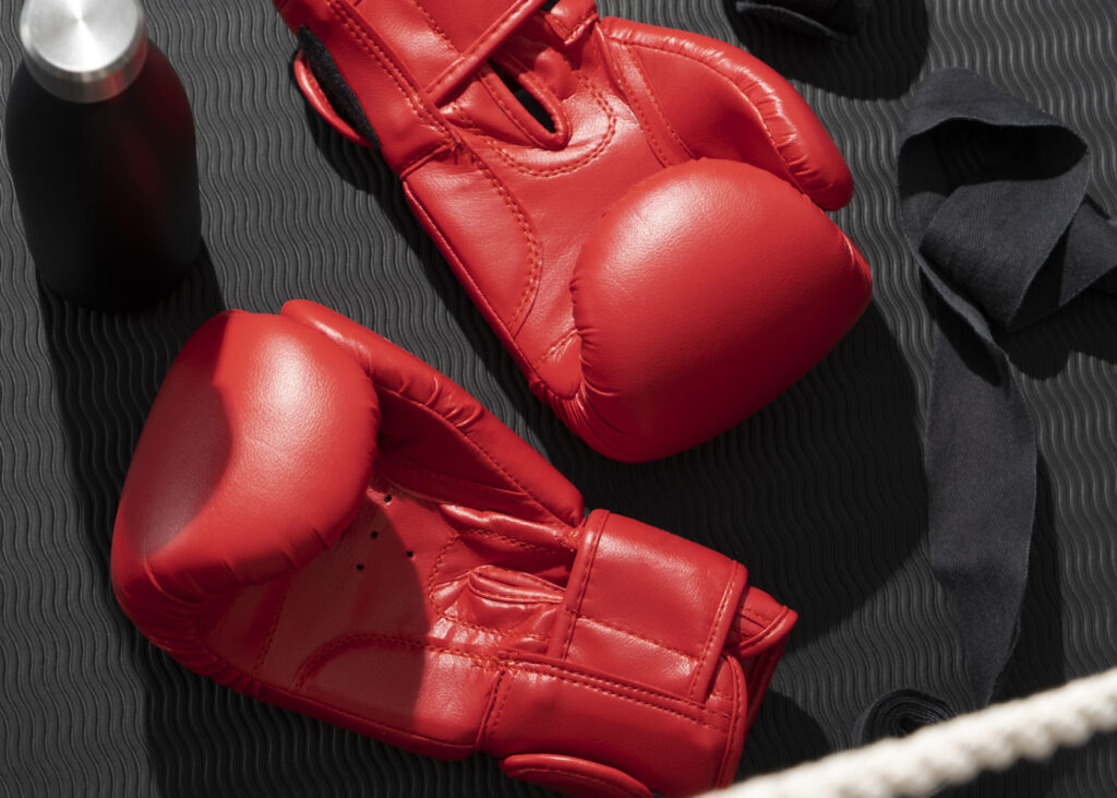 guantes-de-boxeo-rojos-colocados-en-el-suelo