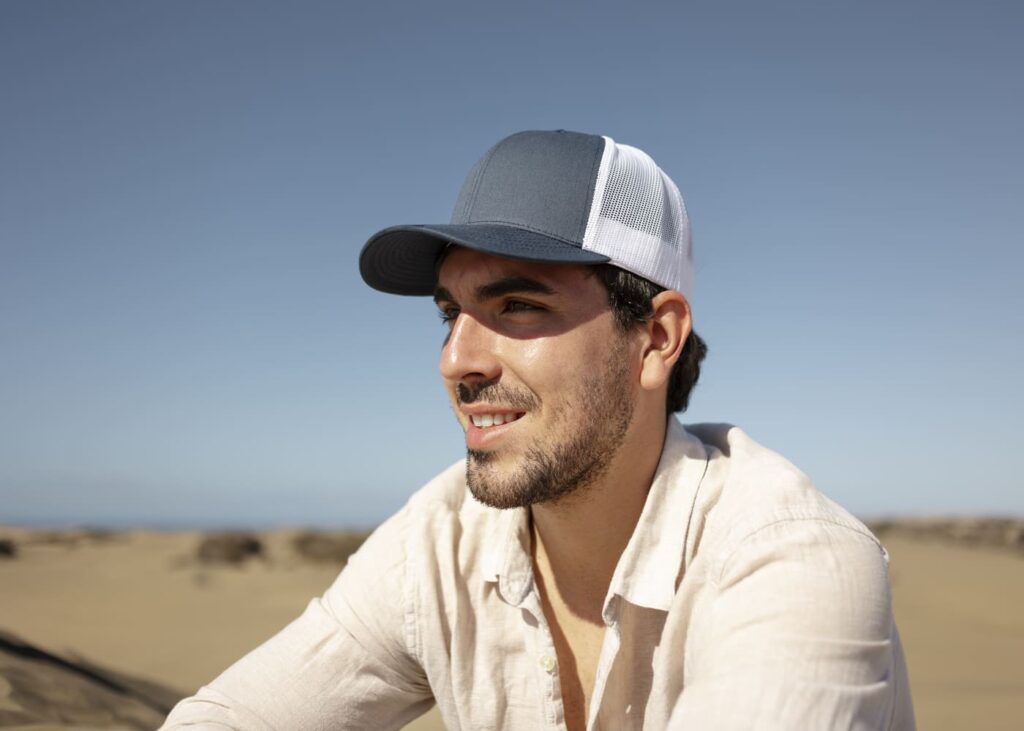 hombre-con-una-gorra-en-plena-naturaleza