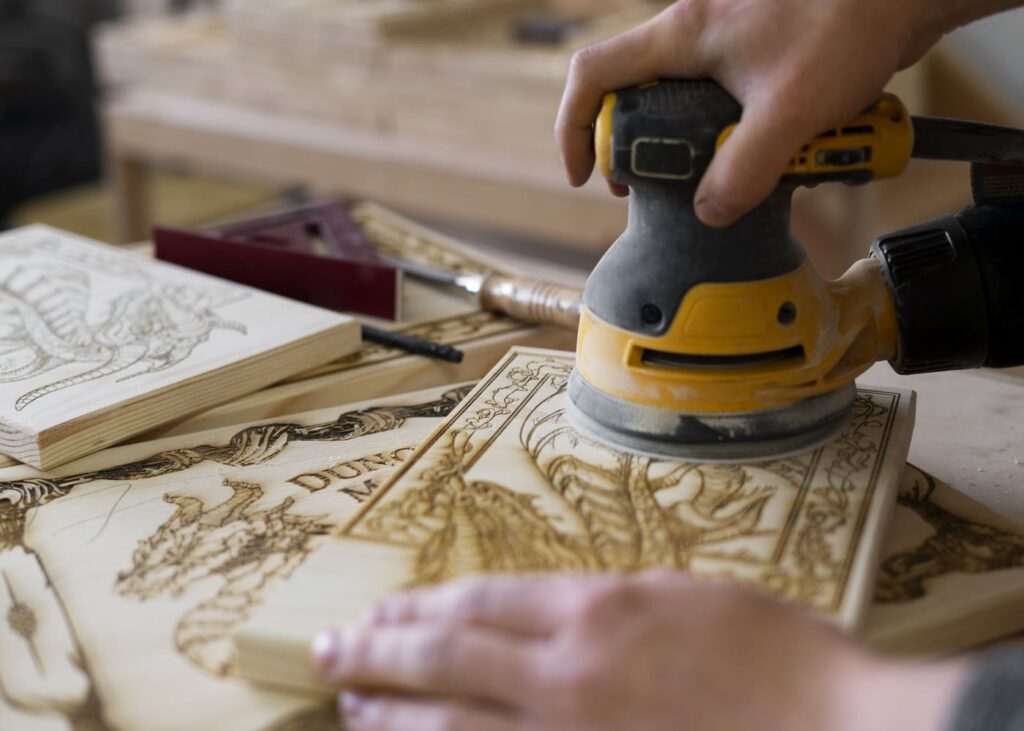 hombre-que-hace-grabado-en-madera-con-una-máquina