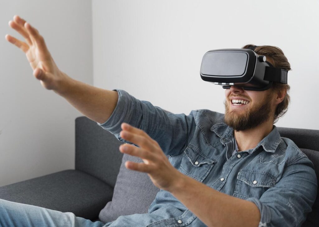 hombre-que-hace-realidad-virtual-sentado-en-el-sofá-en-una-habitación