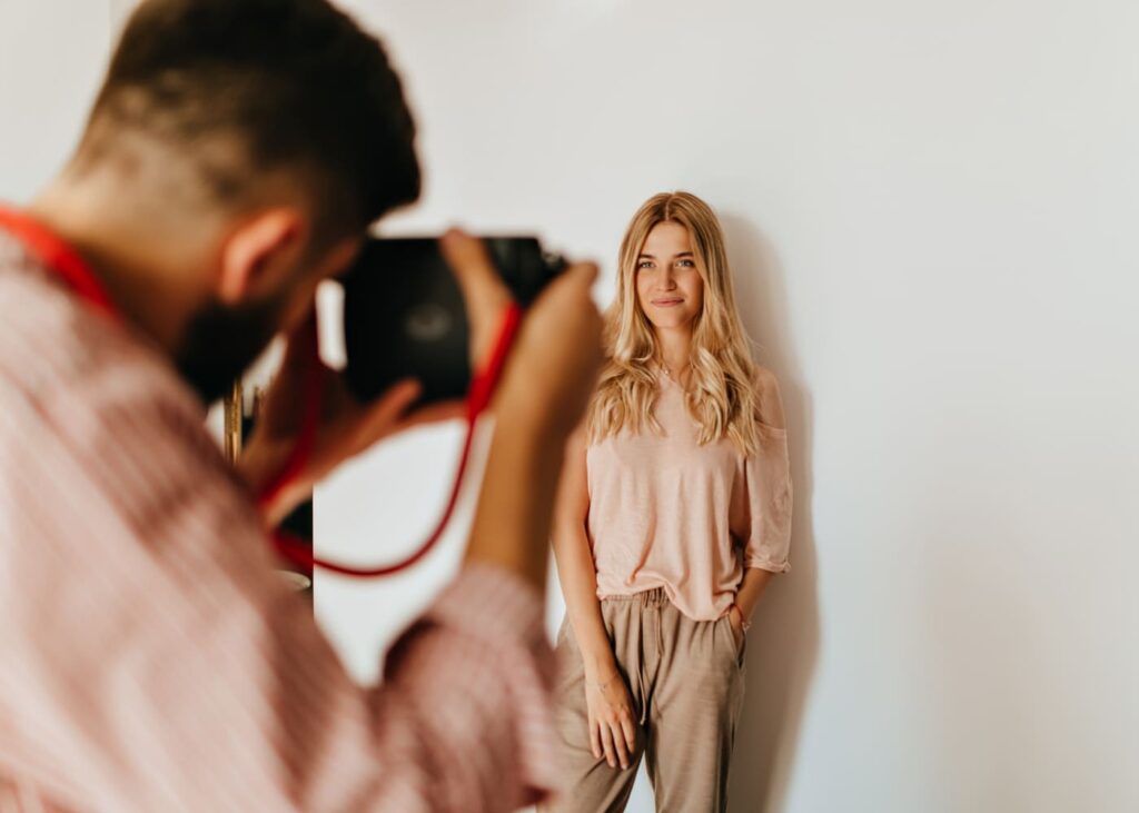 joven-mujer-rubia-que-posa-ante-un-fotografo-profesional
