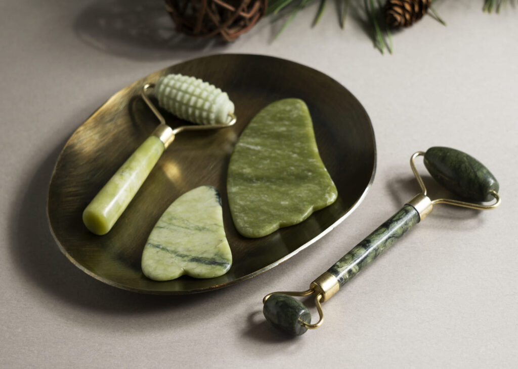 kit-de-gua-sha-de-jade-sobre-una-mesa