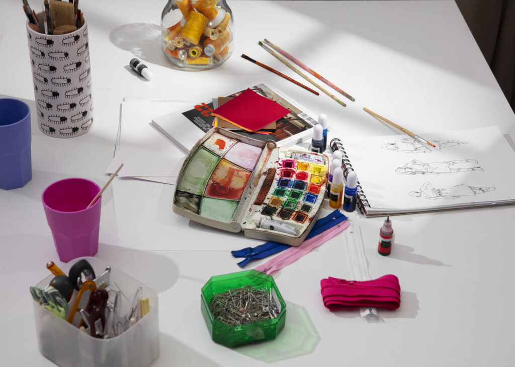 kit-de-pintura-para-niños-colocado-sobre-una-mesa-blanca