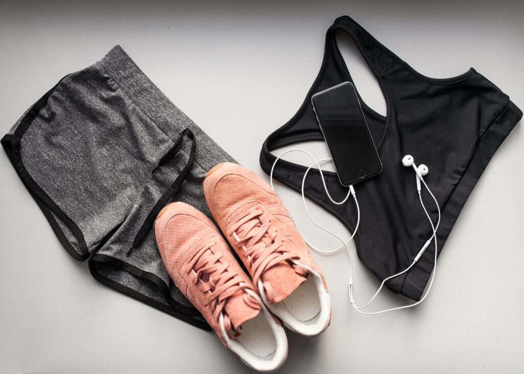 legging-sujetador-deportivo-y-zapatillas-deportivas-para-mujer-colocados-en-el-suelo