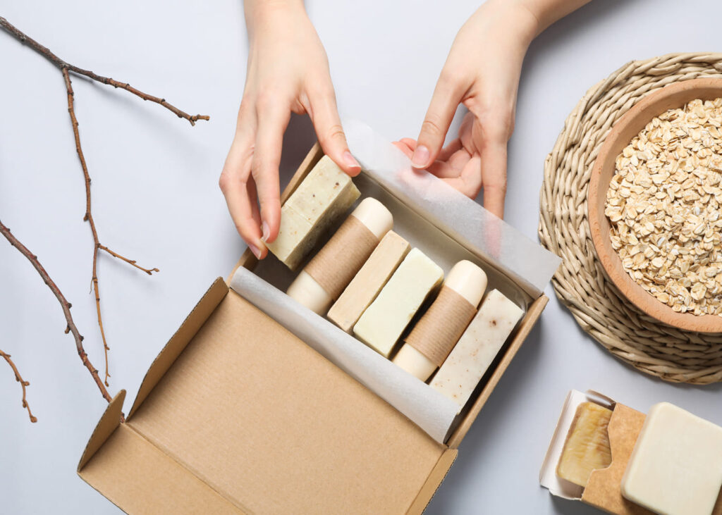manos-de-mujer-que-coloca-un-jabon-en-un-estuche-lleno-de-productos-de-cuidado
