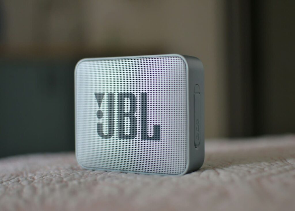 mini-altavoz-bluetooth-jbl-gris