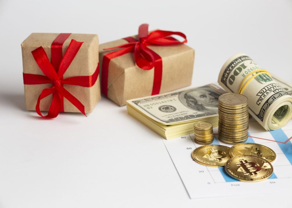monedas-y-billetes-al-lado-de-regalos-envueltos