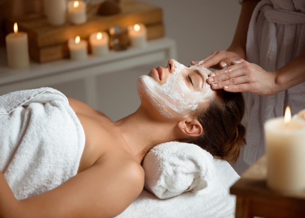 mujer-que-disfruta-de-una-mascarilla-facial-en-un-instituto-de-belleza