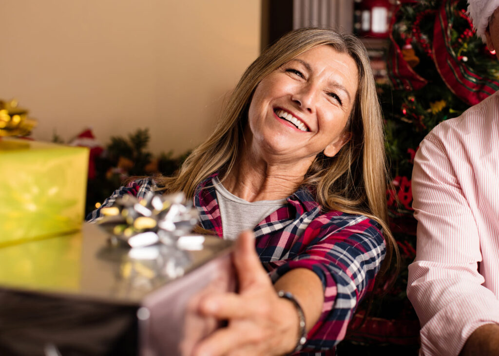 mujer-que-sonrie-al-recibir-regalos