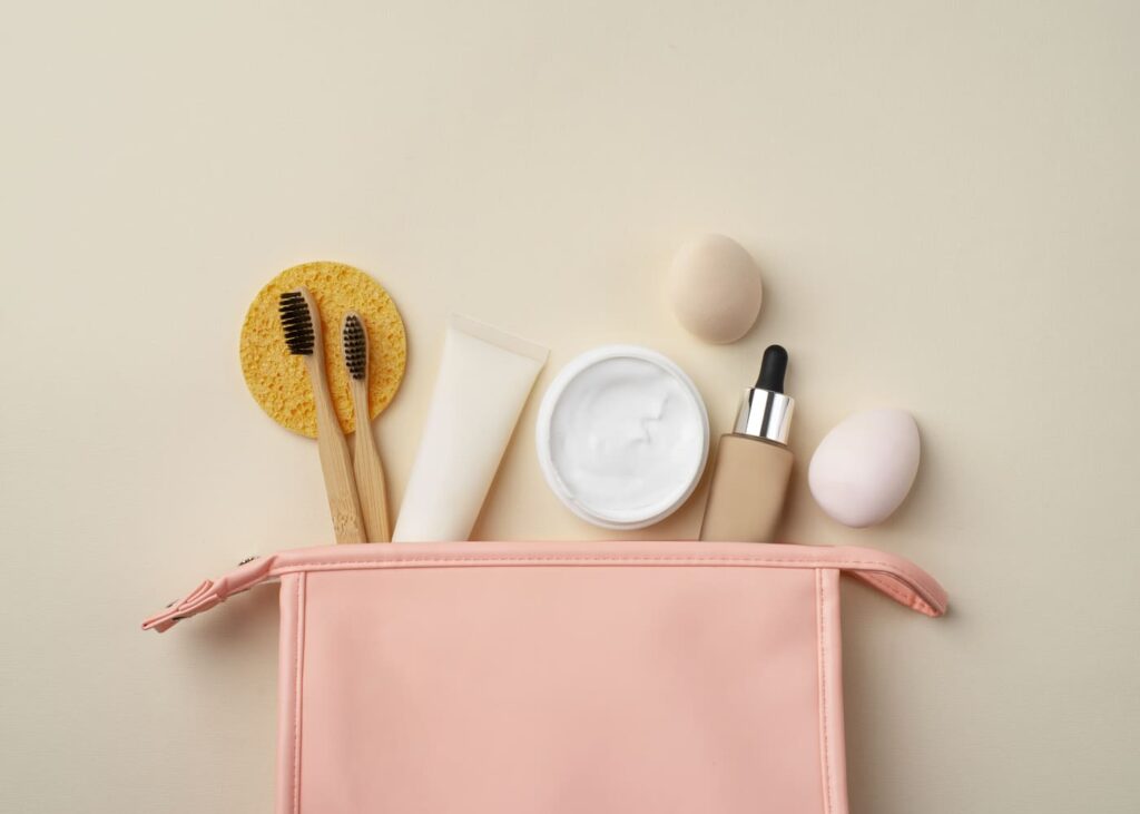 neceser-rosa-con-productos-de-belleza-dentro