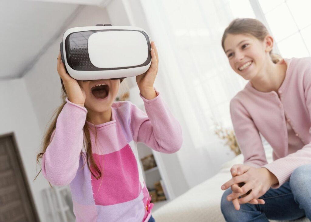 nina-pequena-que-juega-con-un-casco-vr-en-la-cabeza-con-su-hermana-mayor-al-lado