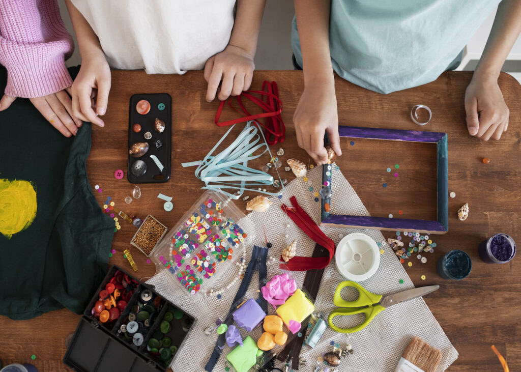 ninos-que-hacen-un-taller-creativo-en-casa