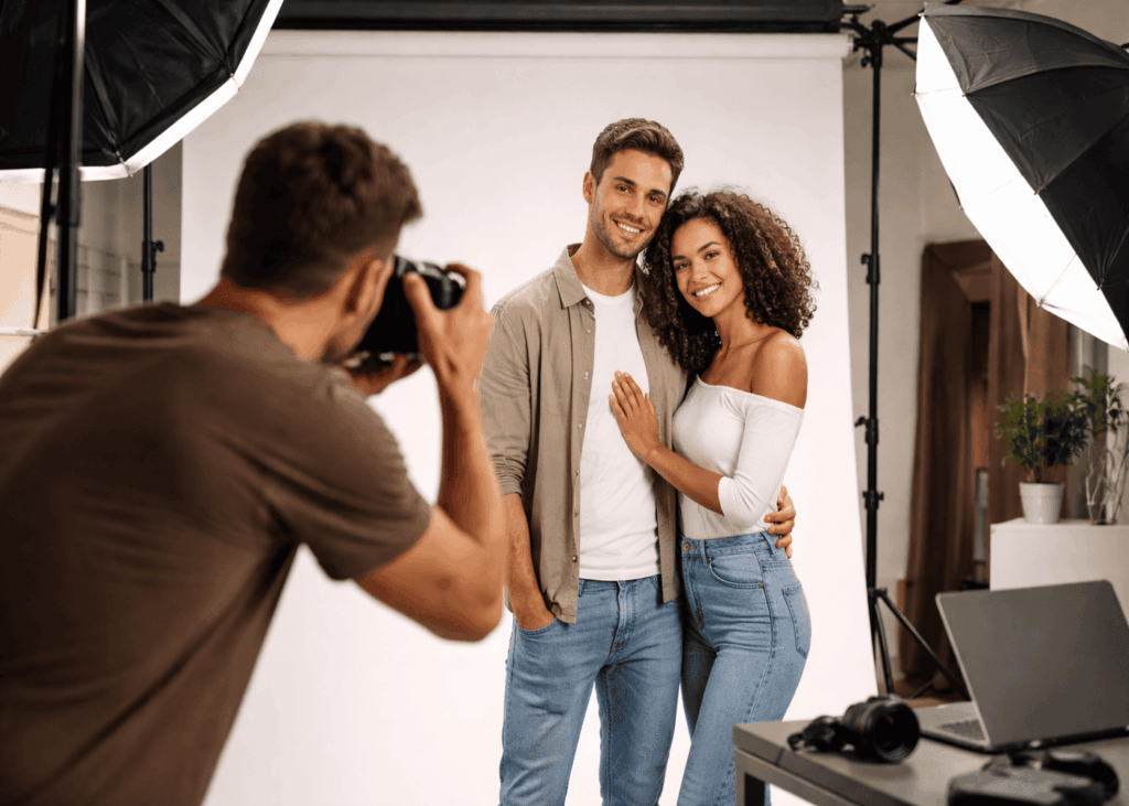 pareja-que-es-fotografiada-por-un-fotografo-en-un-estudio-profesional