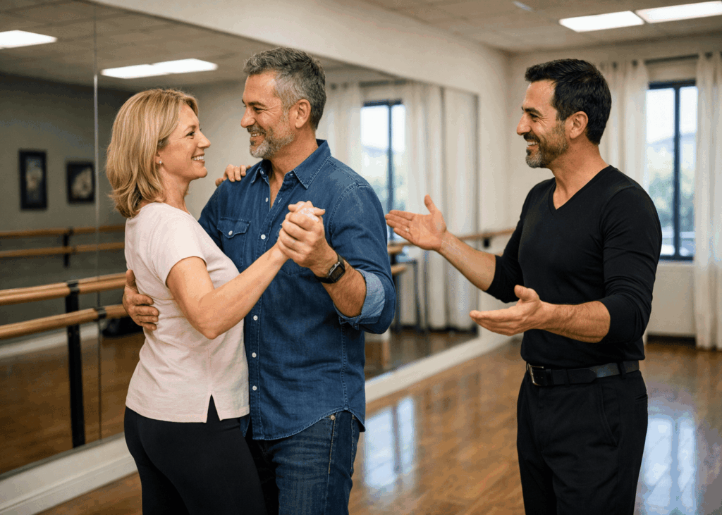 pareja-que-toma-una-clase-de-baile-con-un-profesor-en-un-estudio