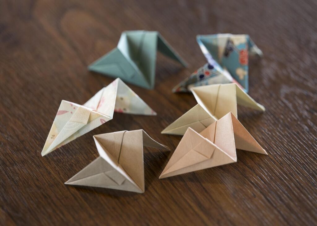 pequenos-objetos-de-origami-colocados-sobre-una-mesa-de-madera