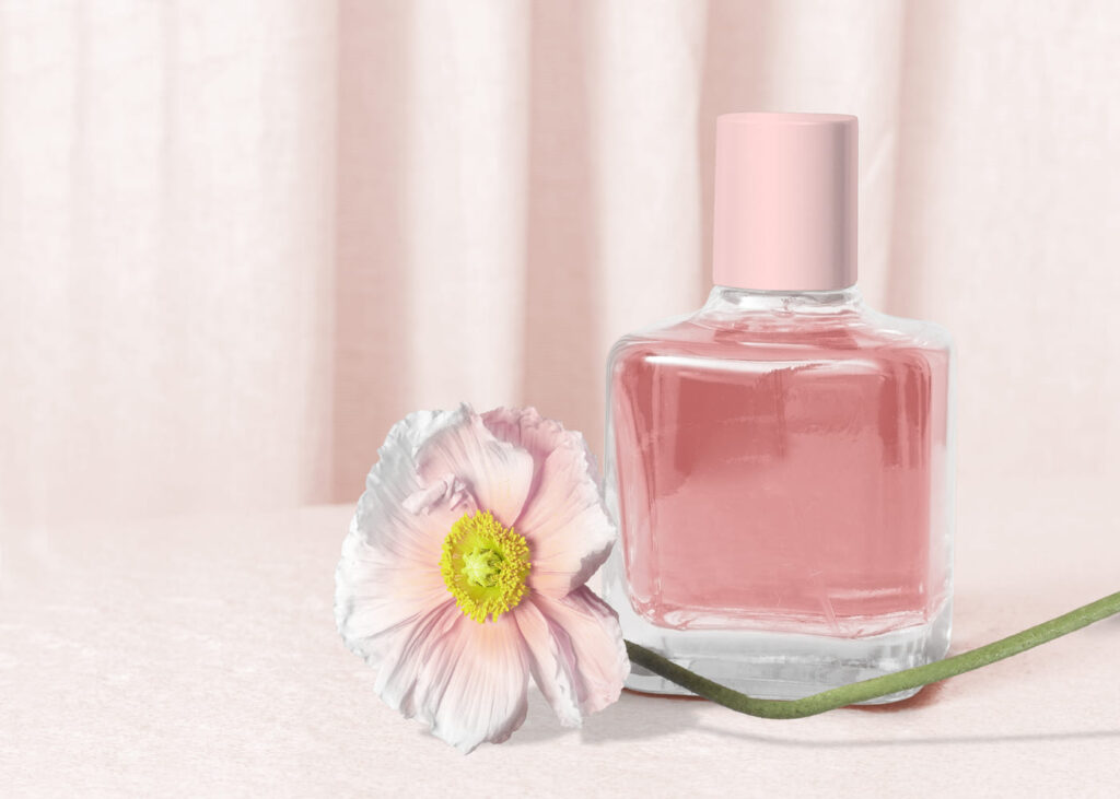 perfume-rosa-con-una-flor-colocada-al-lado