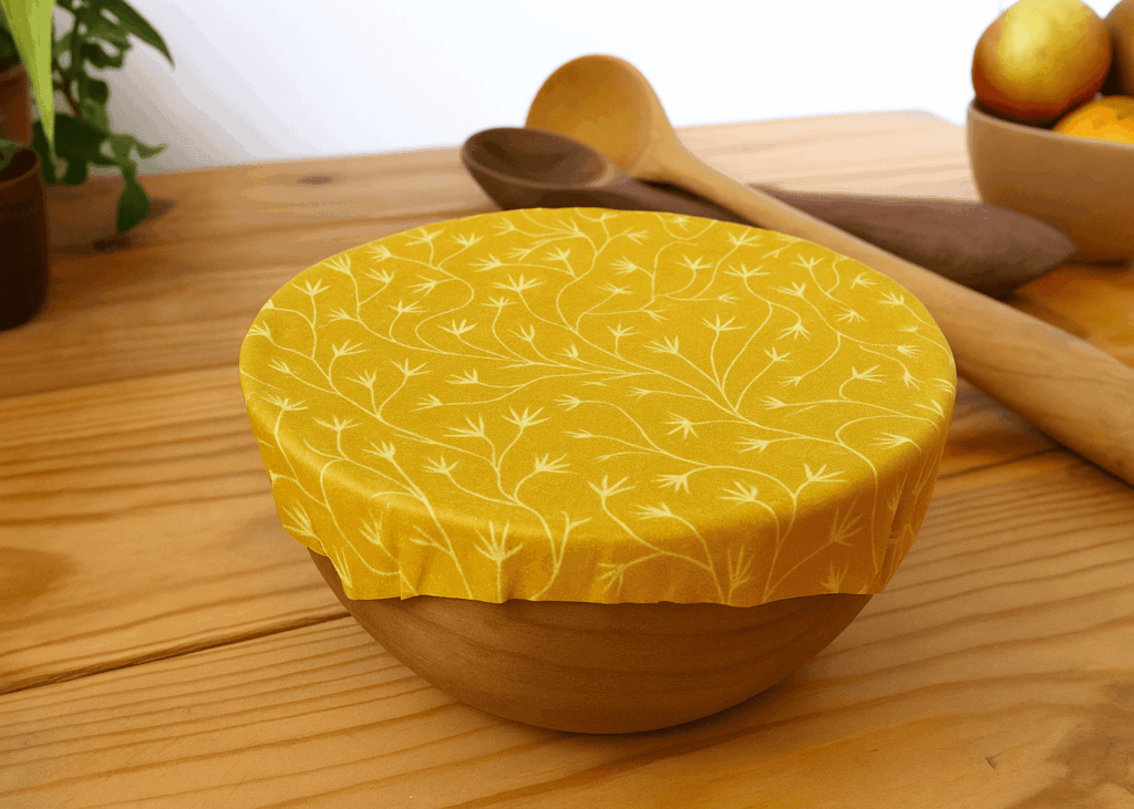 plato-con-un-envoltorio-reutilizable-amarillo