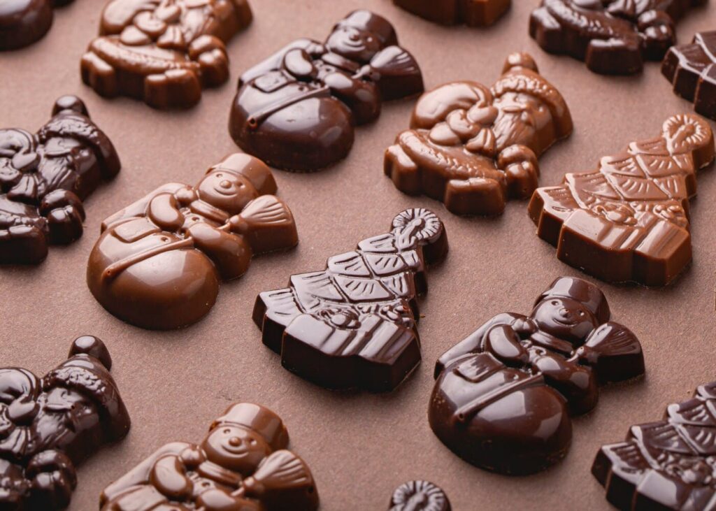 primer-plano-de-chocolates-con-motivos-navidenos