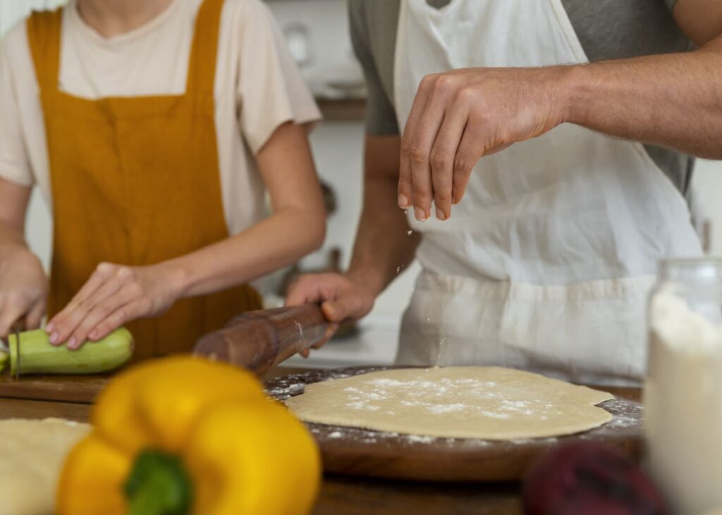 primer-plano-de-dos-personas-que-cocinan-juntas-lado-a-lado