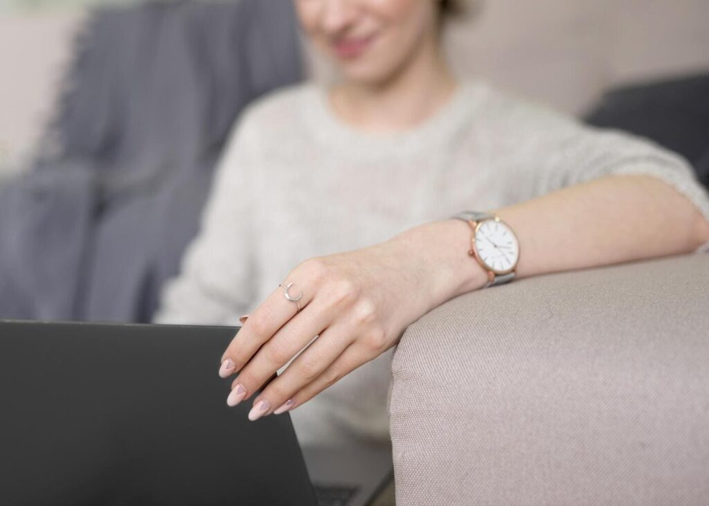 primer-plano-de-la-muneca-de-una-mujer-con-un-reloj