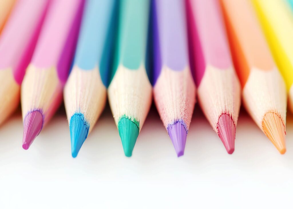 primer-plano-de-lápices-de-colores-sobre-una-mesa