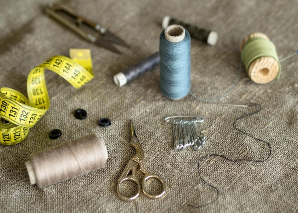 primer-plano-de-material-de-costura-colocado-sobre-una-manta-beige