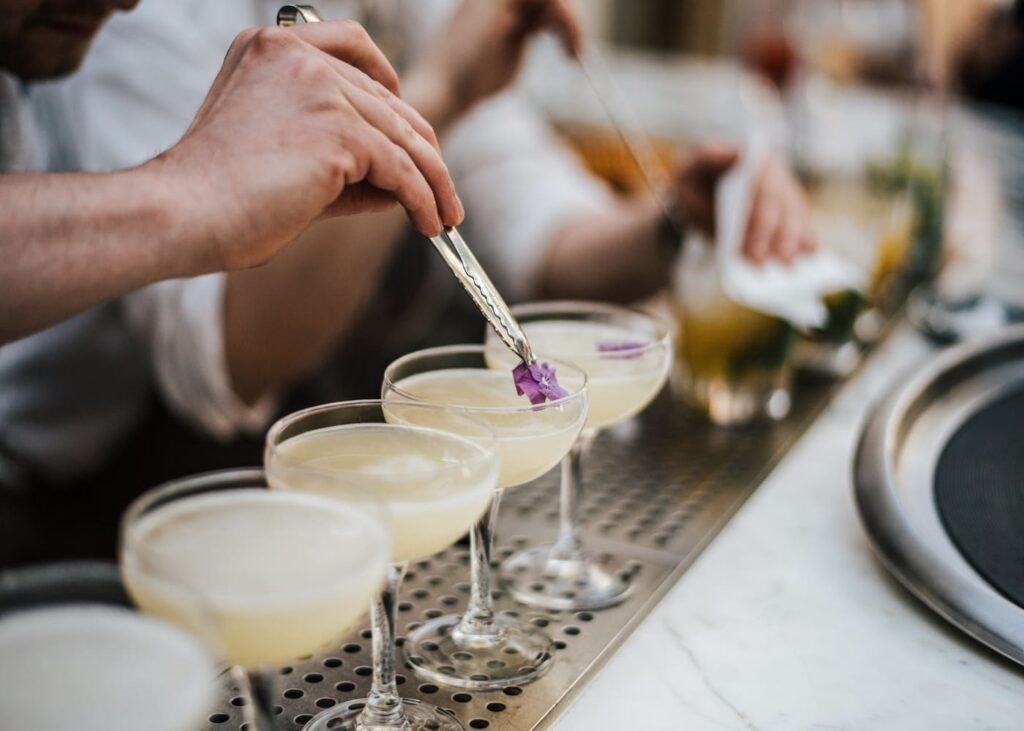 primer-plano-de-un-barman-que-pone-una-flor-en-un-coctel