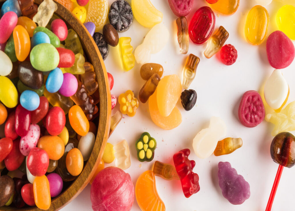 primer-plano-de-un-bol-de-caramelos-de-colores