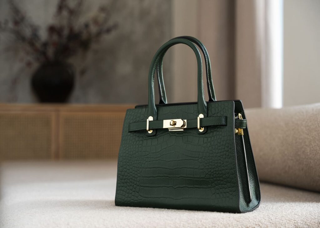 primer-plano-de-un-bolso-verde-efecto-cocodrilo